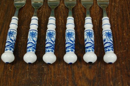 (n-7810/2) Unimewa DDR, sibulamustrilised portselanist käepidemetega tordikahvlid, 6tk