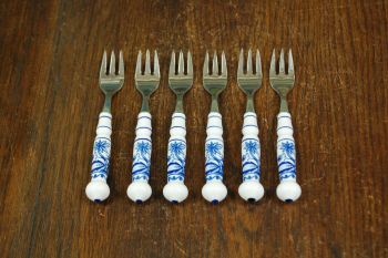 (n-7810/2) Unimewa DDR, sibulamustrilised portselanist käepidemetega tordikahvlid, 6tk