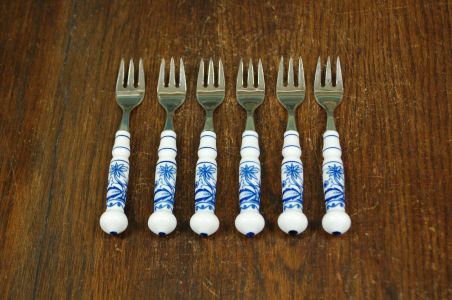 (n-7810/2) Unimewa DDR, sibulamustrilised portselanist käepidemetega tordikahvlid, 6tk