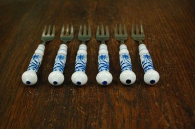 (n-7810/2) Unimewa DDR, sibulamustrilised portselanist käepidemetega tordikahvlid, 6tk