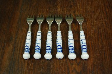 (n-7810/2) Unimewa DDR, sibulamustrilised portselanist käepidemetega tordikahvlid, 6tk