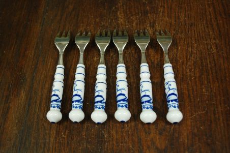 (n-7810/2) Unimewa DDR, sibulamustrilised portselanist käepidemetega tordikahvlid, 6tk