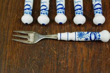 (n-7810/2) Unimewa DDR, sibulamustrilised portselanist käepidemetega tordikahvlid, 6tk