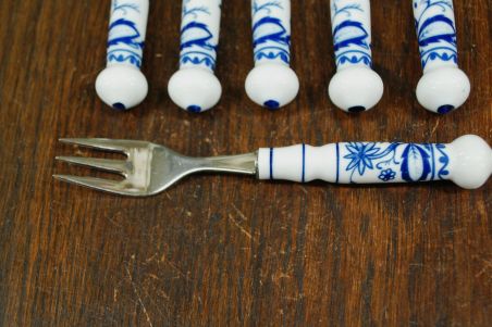 (n-7810/2) Unimewa DDR, sibulamustrilised portselanist käepidemetega tordikahvlid, 6tk