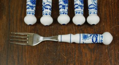 (n-7810/4) Unimewa DDR, sibulamustrilised portselanist käepidemetega kahvlid, 6tk