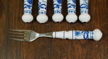 (n-7810/4) Unimewa DDR, sibulamustrilised portselanist käepidemetega kahvlid, 6tk