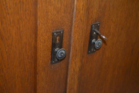 (L-813) Suur vanem puhvetkapp