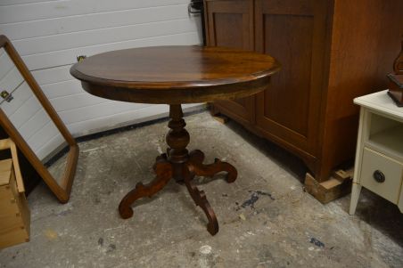(L-814) Vana ovaalne laud, söögilaud