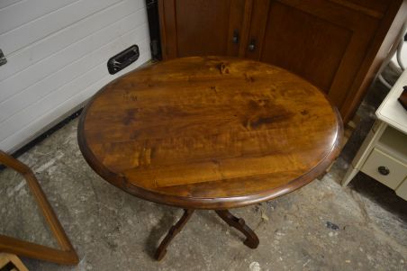(L-814) Vana ovaalne laud, söögilaud