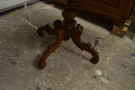 (L-814) Vana ovaalne laud, söögilaud