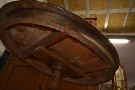 (L-814) Vana ovaalne laud, söögilaud