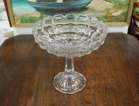 (n-7815) Kõrgel jalal uhke klaaskass