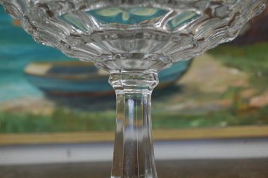 (n-7815) Kõrgel jalal uhke klaaskass