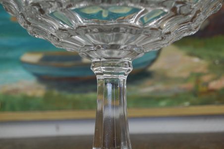 (n-7815) Kõrgel jalal uhke klaaskass