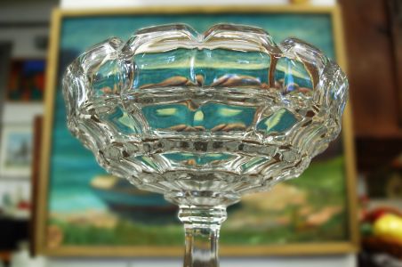 (n-7815) Kõrgel jalal uhke klaaskass