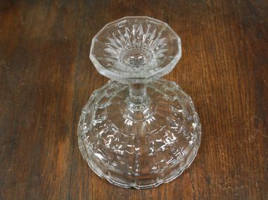 (n-7815) Kõrgel jalal uhke klaaskass