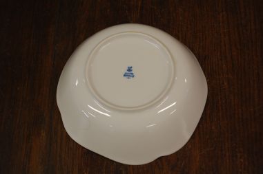 (n-7828) Oscar Schaller, sibulamustriline kauss