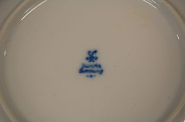 (n-7828) Oscar Schaller, sibulamustriline kauss