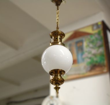 (n-7835) Valge klaaskupliga uhke laelamp