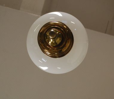 (n-7835) Valge klaaskupliga uhke laelamp