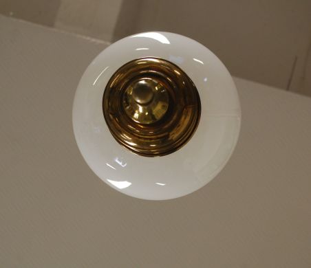 (n-7835) Valge klaaskupliga uhke laelamp