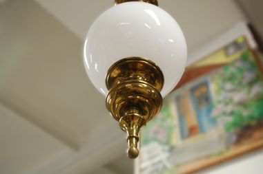 (n-7835) Valge klaaskupliga uhke laelamp