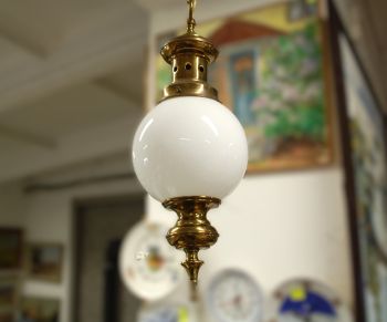 (n-7835) Valge klaaskupliga uhke laelamp 2