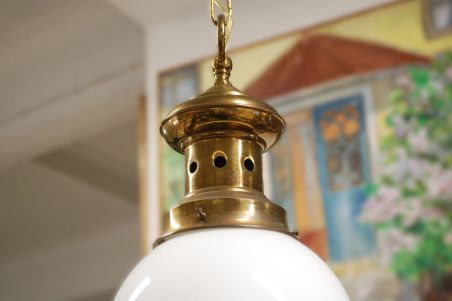 (n-7835) Valge klaaskupliga uhke laelamp