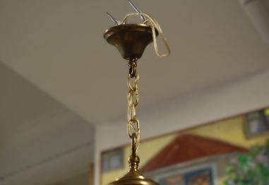 (n-7835) Valge klaaskupliga uhke laelamp