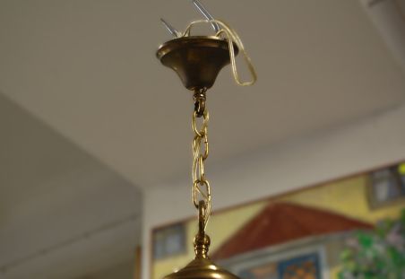 (n-7835) Valge klaaskupliga uhke laelamp