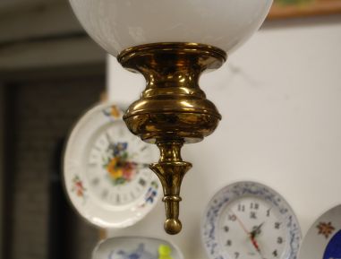 (n-7835) Valge klaaskupliga uhke laelamp