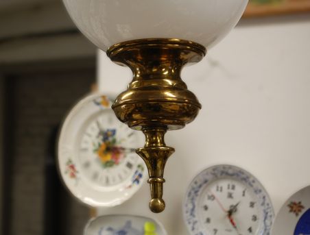 (n-7835) Valge klaaskupliga uhke laelamp