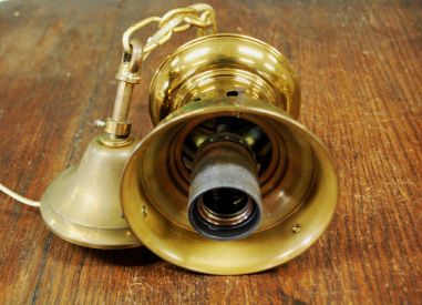 (n-7835) Valge klaaskupliga uhke laelamp