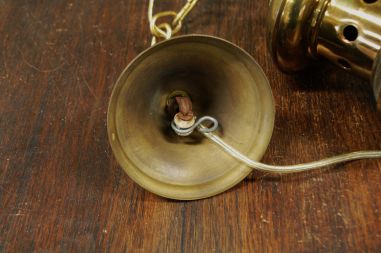 (n-7835) Valge klaaskupliga uhke laelamp