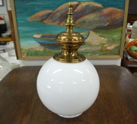 (n-7835) Valge klaaskupliga uhke laelamp