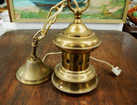 (n-7835) Valge klaaskupliga uhke laelamp