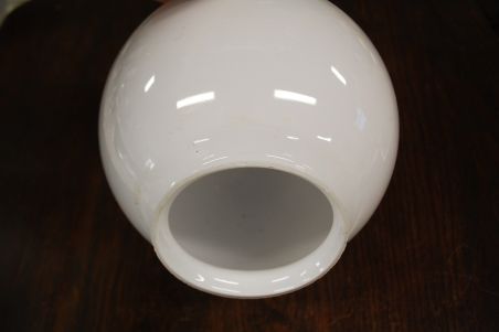 (n-7835) Valge klaaskupliga uhke laelamp