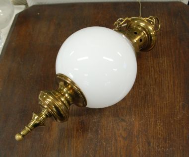 (n-7835) Valge klaaskupliga uhke laelamp