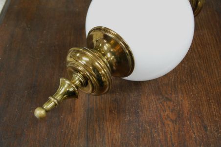 (n-7835) Valge klaaskupliga uhke laelamp