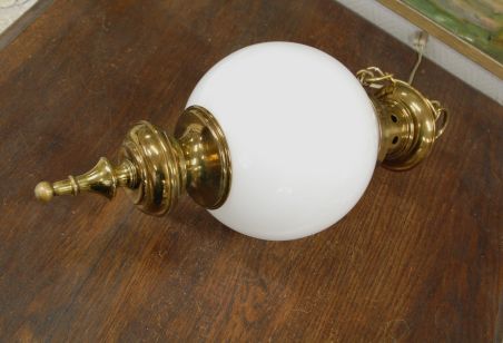 (n-7835) Valge klaaskupliga uhke laelamp