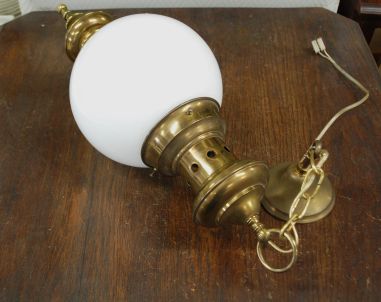 (n-7835) Valge klaaskupliga uhke laelamp