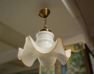 (n-7836) Valge klaaskupliga laelamp