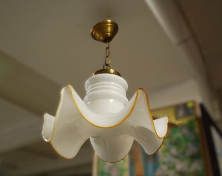 (n-7836) Valge klaaskupliga laelamp