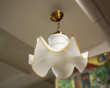 (n-7836) Valge klaaskupliga laelamp