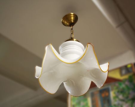 (n-7836) Valge klaaskupliga laelamp