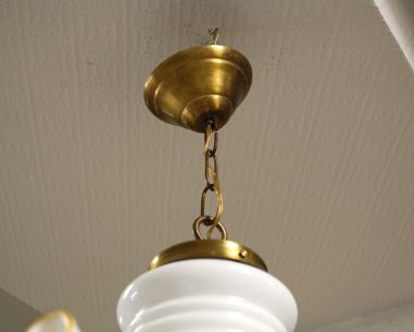 (n-7836) Valge klaaskupliga laelamp