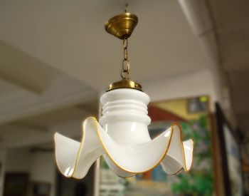 (n-7836) Valge klaaskupliga laelamp