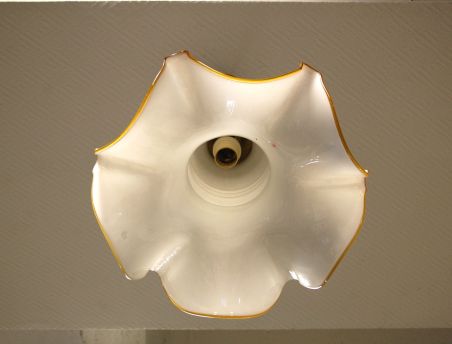 (n-7836) Valge klaaskupliga laelamp