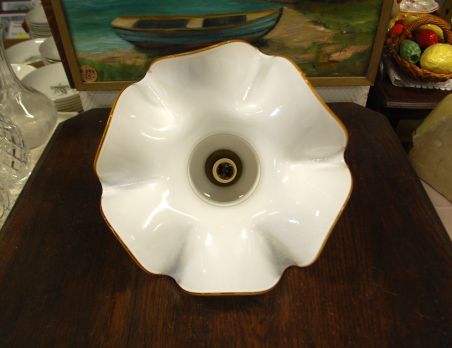 (n-7836) Valge klaaskupliga laelamp