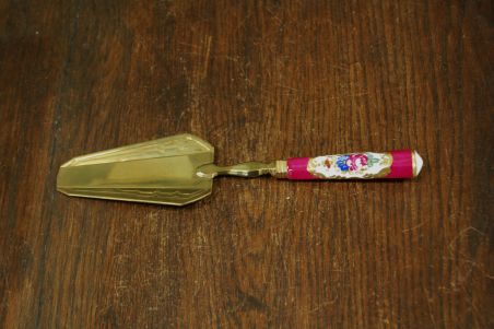 (n-7841) Portselanist käepidemega lilleline tordilabidas